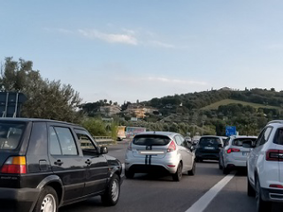 Martinsicuro - Traffico da incubo, i cittadini alzano la voce: "Stop alla tortura stradale"